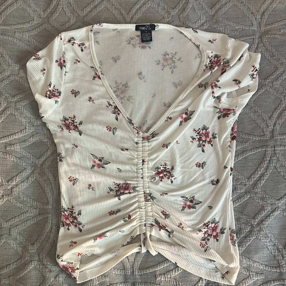 Rue21 Cream Floral Ruched Cap Sleeve Blouse